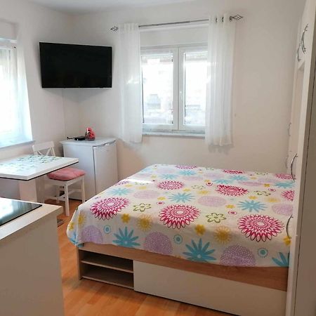 Apartment & Rooms Lilis Izola Exterior photo
